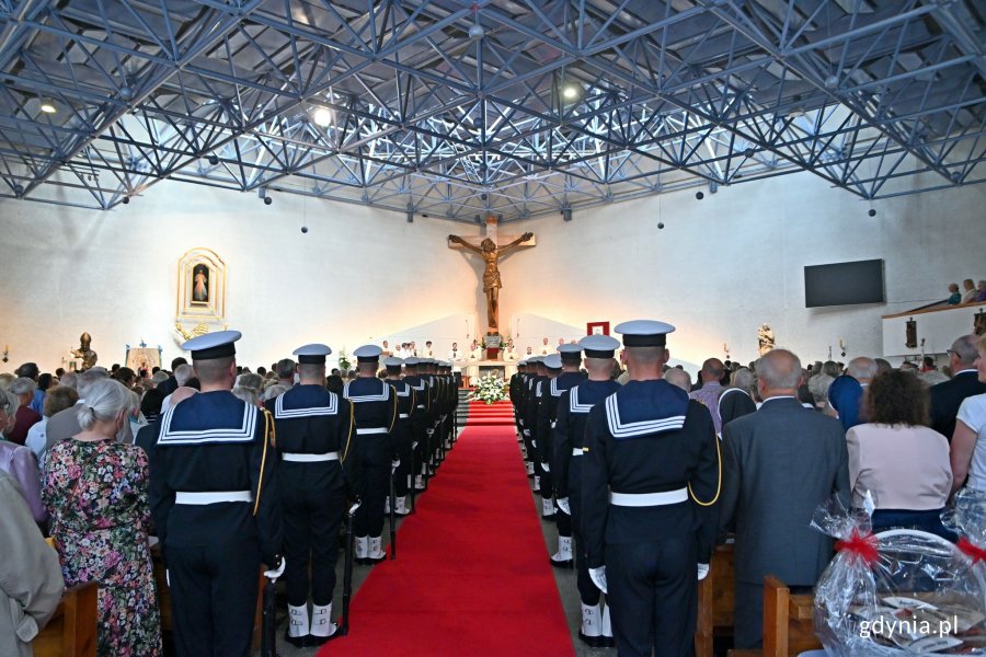 Marynarze i mieszkańcy Gdyni podczas uroczystości z okazji koronacji wizerunku Matki Bożej Pocieszenia w sanktuarium Miłosierdzia Bożego w Gdyni // fot. Magdalena Czernek