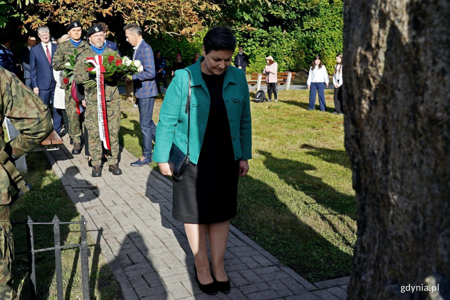 Alina Baaske, pełnomocniczka wojewody pomorskiej ds. integracji środowisk kombatanckich i koordynacji ich działań, składająca kwiaty pod Obeliskiem Obrońc&oacute;w Kępy Oksywskiej podczas uroczystości z okazji 87. rocznicy zakończenia walk w obronie Kępy Oksywskiej 