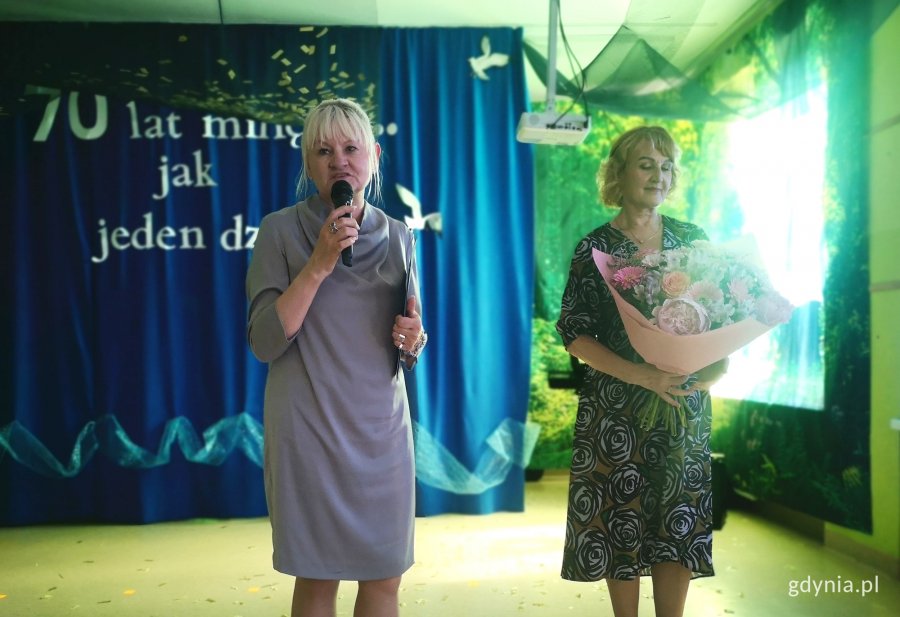 Na zdjęciu naczelnik Wydziału Edukacji Iwona Tanewska oraz Jadwiga Wachulik