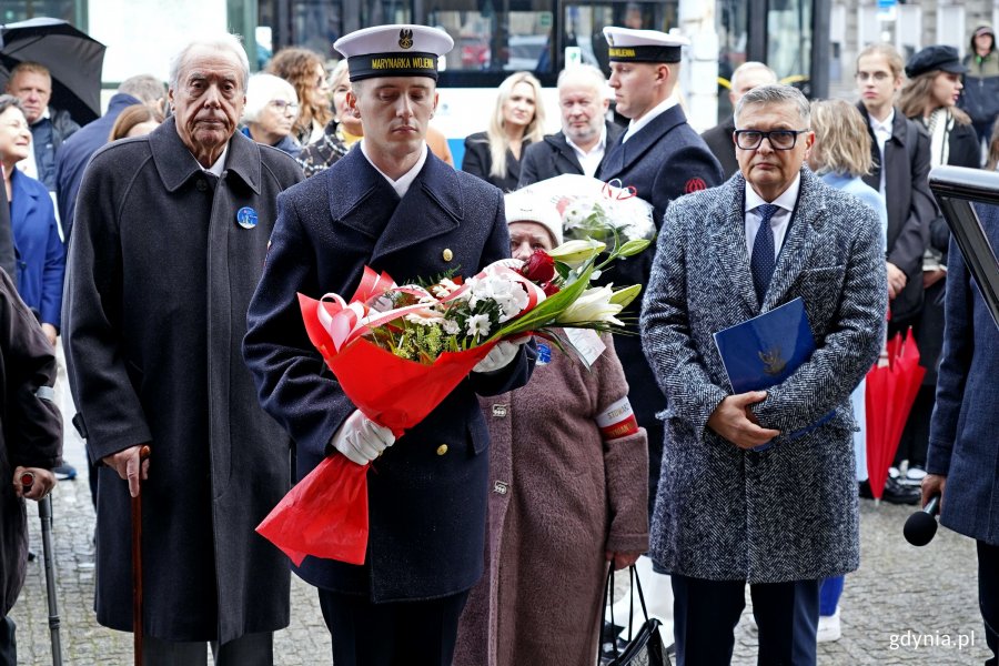 Andrzej Krajniak - prezes stowarzyszenia Gdynian Wysiedlonych i Krzysztof Kozubowski - członek stowarzyszenia Gdynian Wysiedlonych składający kwiaty pod tablicą pamiątkową podczas uroczystości upamiętniających 86. rocznicę pierwszych wysiedleń gdynian