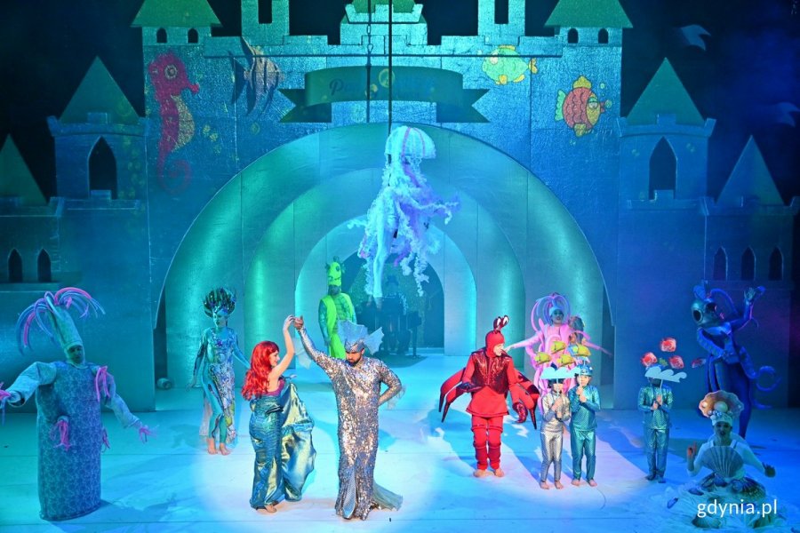 Zdjęcie z próby medialnej koncertu „Pan Disney zaprasza”. Scena zbiorowa z części poświęconej „Małej syrence” // fot. Magdalena Czernek
