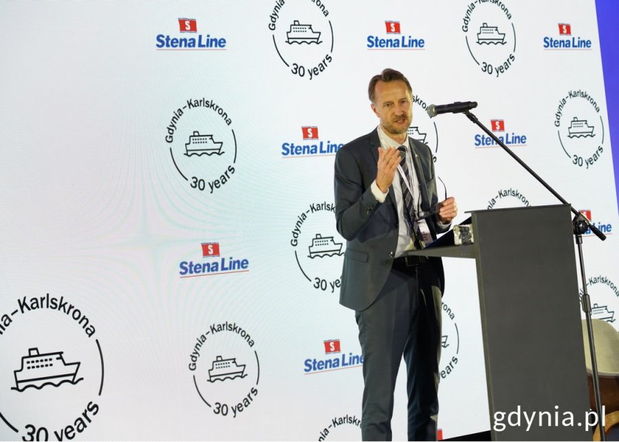 Andreas von Beckerath, ambasador Szwecji w Polsce przemawia ze sceny