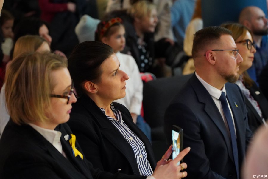 Wśr&oacute;d uczestnik&oacute;w m.in. wiceprezydentka Gdyni Oktawia Gorzeńska, Oleh Vysochan, konsul Ukrainy w Gdańsku oraz wiceprzewodnicząca RMG Mariola Śrubarczyk-Cichowska i radna Gdyni Agnieszka Tokarska