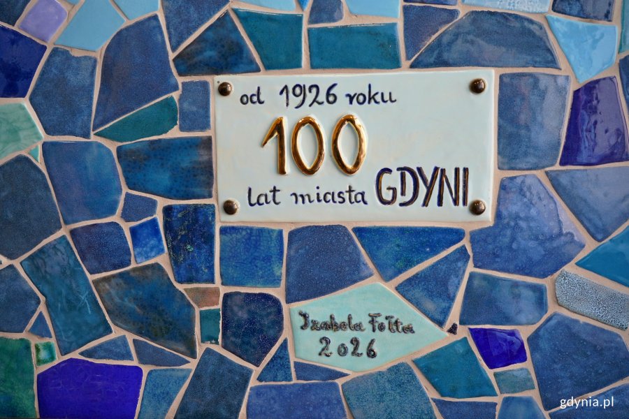 Fragment mozaiki stworzonej z okazji stulecia Gdyni na jednej ze ścian Specjalistycznej Przychodni Lekarskiej &bdquo;Śr&oacute;dmieście&rdquo; 