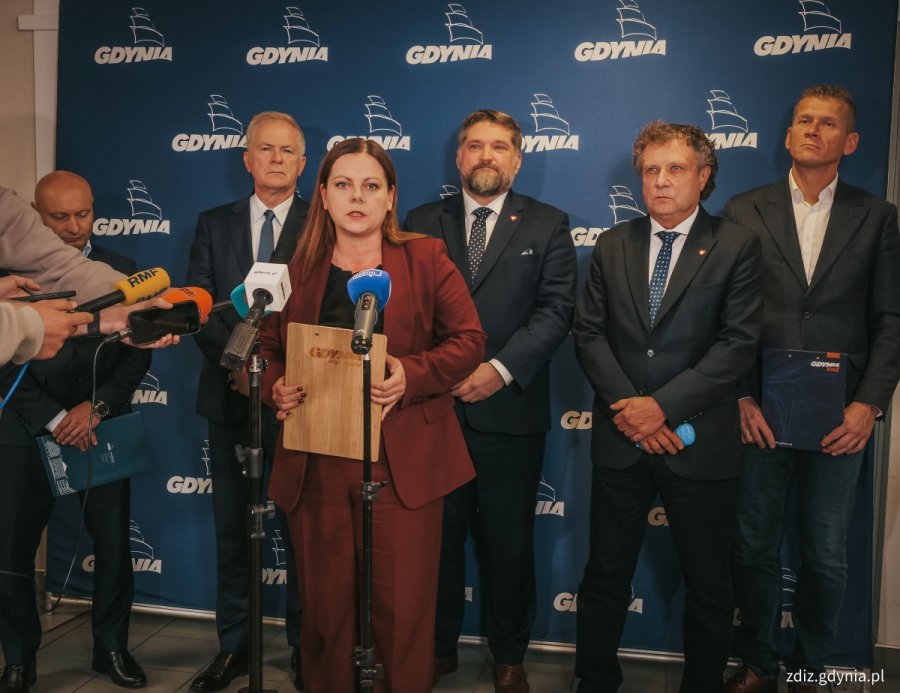 Postępowanie na wykonanie ekspertyzy oraz Programu Funkcjonalno-Użytkowego dla Estakady Kwiatkowskiego zostanie ogłoszone jeszcze w tym roku. Na zdjęciu widoczni: Sławomir Rybicki, senator RP, prezydent Gdyni Aleksandra Kosiorek, Tadeusz Szemiot, przewodniczący Rady Miasta Gdyni, Jacek Karnowski, sekretarz stanu w Ministerstwie Funduszy i Polityki Regionalnej oraz Michał Felon, dyrektor Zarządu Dróg i Zieleni w Gdyni. (fot. Marcin Mielewski/ZDiZ w Gdyni)