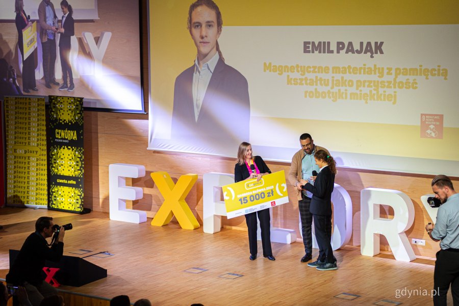 Emil Pająk odbiera nagrodę główną. Gala finałowa Konkursu Explory w centrum konferencyjnym PPNT Gdynia (fot. Kamil Złoch)