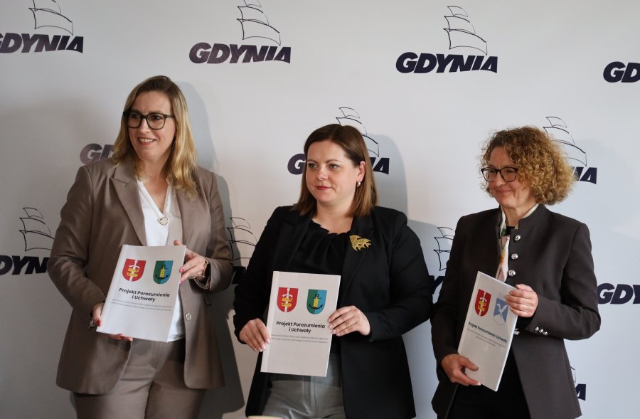 Porozumienie komunikacyjne między prezydent Gdyni Aleksandrą Kosiorek, prezydentką Sopotu Magdaleną Czarzyńską-Jachim i w&oacute;jt Kosakowa Euniką Niemc
