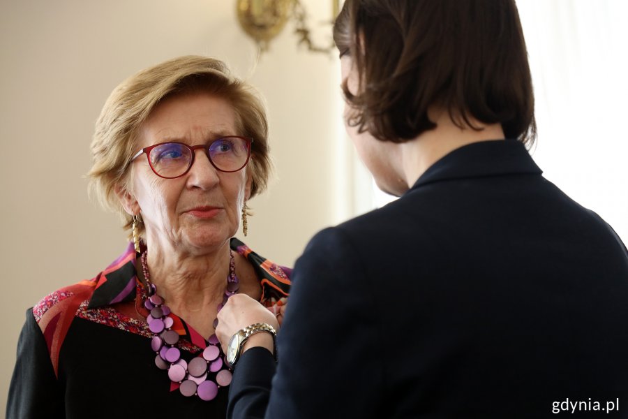 Wiceprezydent Katarzyna Gruszecka-Spychała wręcza medal jednej z jubilatek / fot. M. Kozłowski