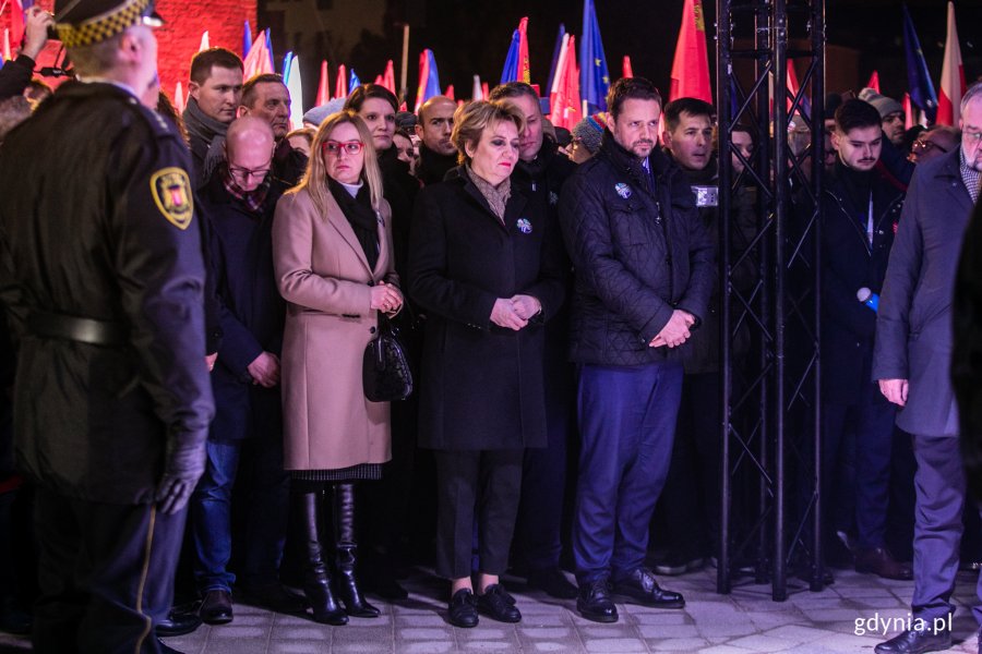 W odsłonięciu tablicy pamiątkowej poświęconej Pawłowi Adamowiczowi wzięli udział samorządowcy w całej Polski, m.in. wiceprezydent Gdyni Katarzyna Gruszecka-Spychała // fot. Karol Stańczak