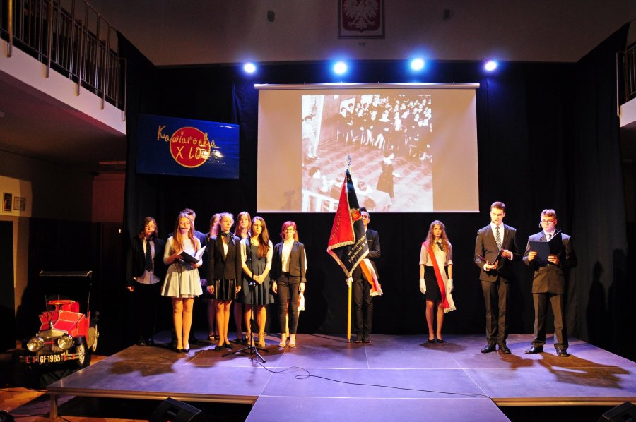 Uczniowie na scenie podczas uroczystego jubileuszu 25 lecia X Liceum Ogólnokształcącego, fot. Michał Kowalski