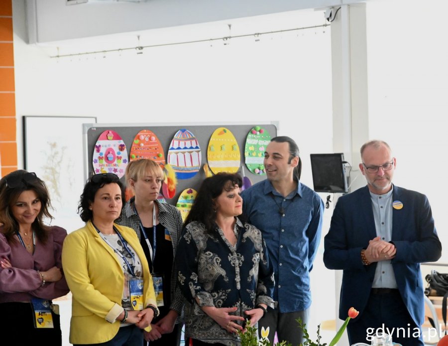 Święta w Zespole Szkolno-Przedszkolnym nr 3 na Dąbrowie. Na zdj. (od prawej): wiceprezydent Michał Guć, tłumacz, radna Dorota Płotka i panie z LIS-u // fot. Magda Śliżewska