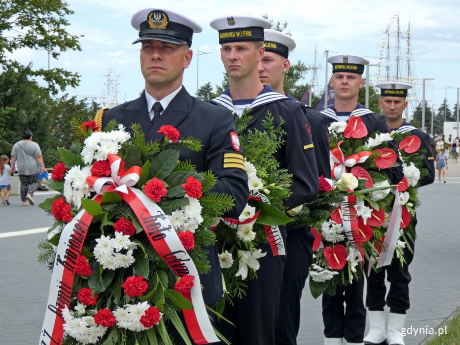 Marynarze MW z wieńcami podczas uroczystości z okazji 77. rocznicy wybuchu powstania warszawskiego // fot. Magdalena Czernek