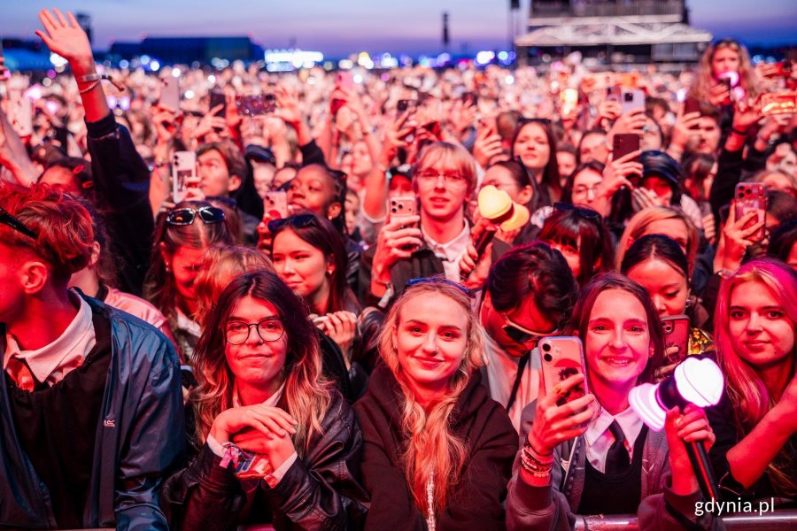 Uczestnicy festiwalu zgromadzeni pod sceną gł&oacute;wną podczas koncertu Jennie