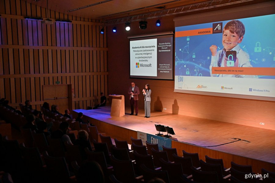 Od lewej: Artur Rudnicki - ekspert Microsoftu i członek Rady ds. Informatyzacji i Edukacji oraz Ewa Kołodziejczyk - education building development manager Microsoft podczas Edu Day Gdynia 2024