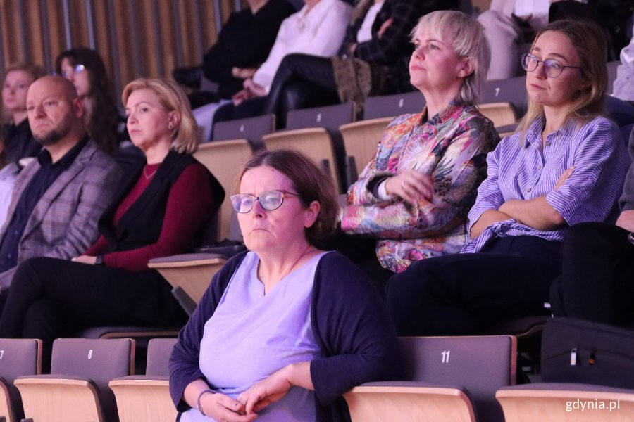 Ludzie w auli na widowni słuchający przemówienia