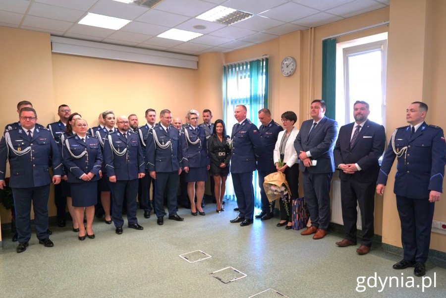 Na zdjęciu (od lewej): funkcjonariusze gdyńskiej policji, prokurator rejonowa Dorota Stawinoga-Liedtke, dyrektor Urzędu Miasta Łukasz Kobus, przewodniczący Rady Miasta Tadeusz Szemiot. Uroczysta ceremonia wręczenia rozkazu personalnego odbyła się w siedzibie Komendy Miejskiej Policji w Gdyni (fot. Magdalena Starnawska)
