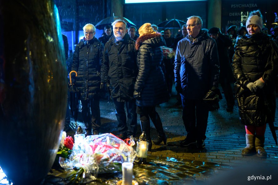 W Gdyni uczczono pamięć o ofiarach stanu wojennego. Na zdjęciu przedstawiciele gdyńskiego samorządu z prezydentem Wojciechem Szczurkiem na czele // fot. Dawid Linkowski