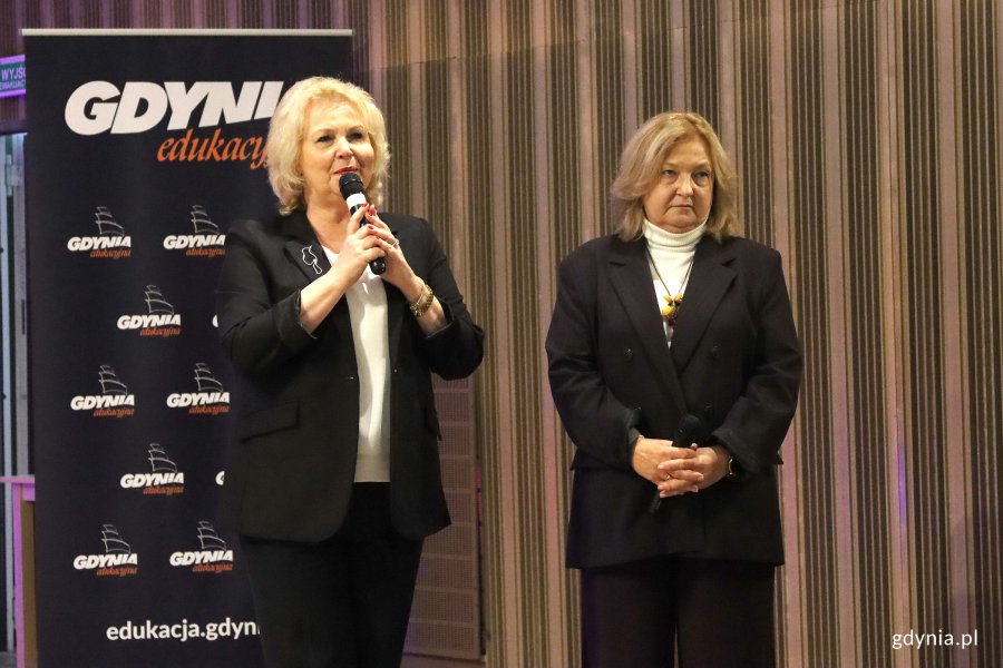 Spotkanie kadry zarządającej gdyńskich plac&oacute;wek oświatowych, na zdjęciu prezeska ZNP w Gdyni Ewa Biernacka, czy przewodnicząca Komisji Międzyzakładowej NSZZ &bdquo;Solidarność&rdquo; Zdzisława Hacia.(fot. Katarzyna Balcerzak)