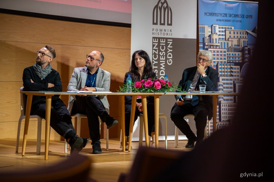 Uczestnicy jednej z sesji. „Modernizm w Europie – modernizm w Gdyni” – dzień pierwszy, piątek, 18 września (fot. Kamil Złoch)