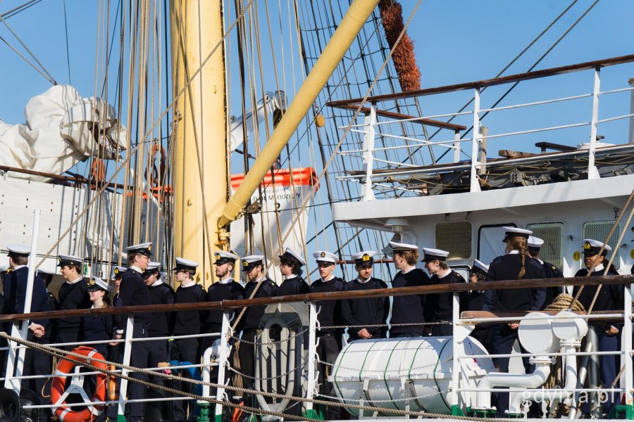 Studenci Hogere Zeevaart School na pokładzie &bdquo;Daru Młodzieży&rdquo;