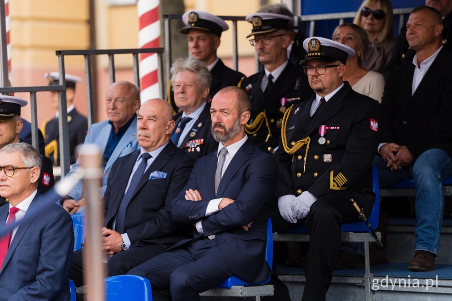 Uczestnicy przysięgi wojskowej podchorążych Akademii Marynarki Wojennej zgromadzeni na placu apelowym uczelni 
