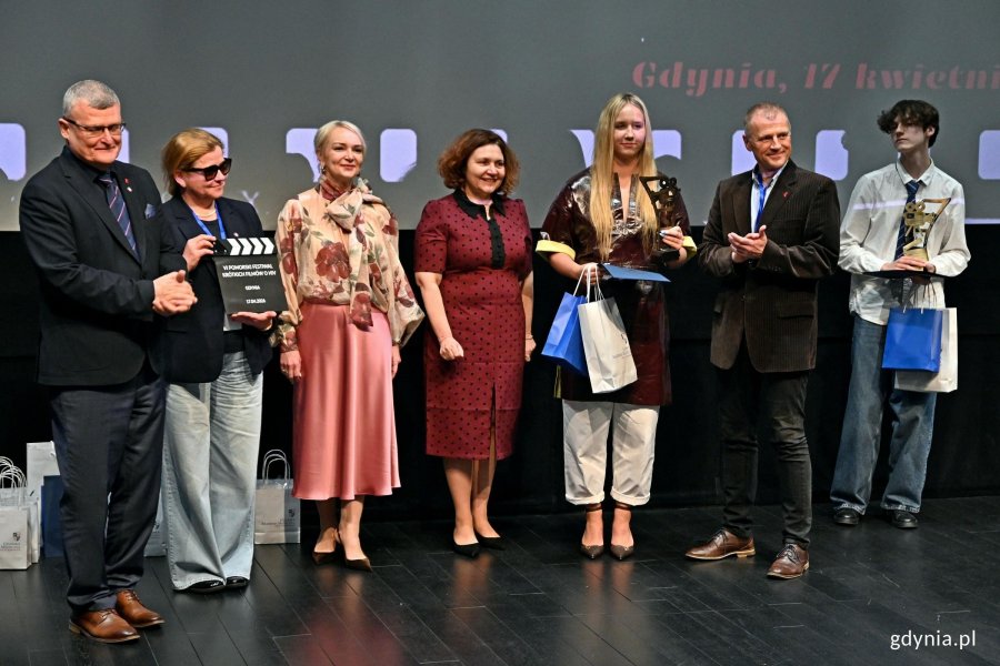 Anna Obuchowska &ndash; pomorski państwowy wojew&oacute;dzki inspektor sanitarny i członkowie jury z Iness Jastrzemską  nagrodzoną za grę aktorską