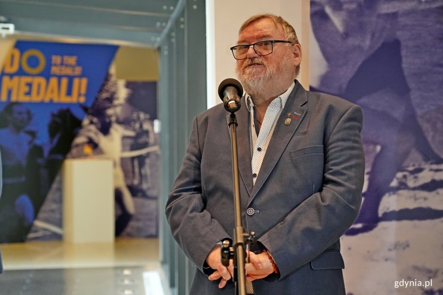 Waldemar Bocheński – prezes Stowarzyszenia Weteranów Polskich Formacji Granicznych przemawiający podczas uroczystości przekazania kapliczki pamięci Józefa i Zofii Unrugów, która odbyła się w Muzeum Marynarki Wojennej