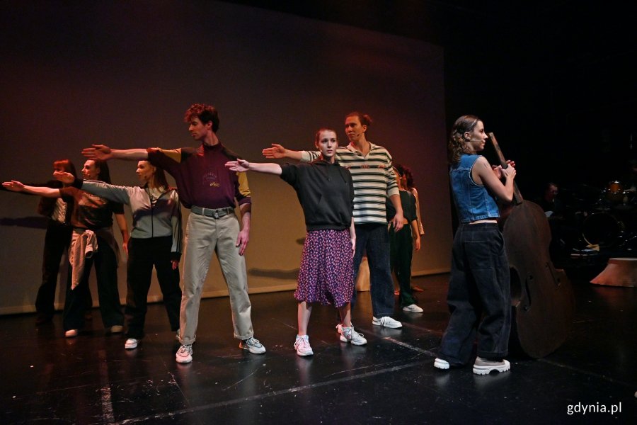 Zdjęcie z próby medialnej spektaklu „Wanożnicë” w Teatrze Muzycznym. Scena zbiorowa 