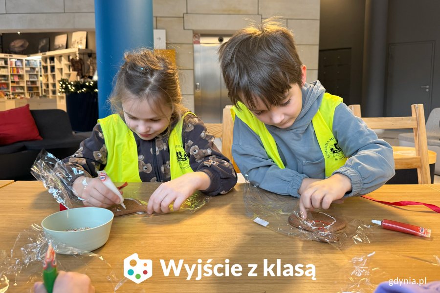 Projekt &bdquo;Wyjście z klasą&rdquo; w Muzeum Miasta Gdyni, za zdjęciu uczniowie z SP 52 podczas warsztat&oacute;w zdobienia piernik&oacute;w (fot. Katarzyna Balcerzak)