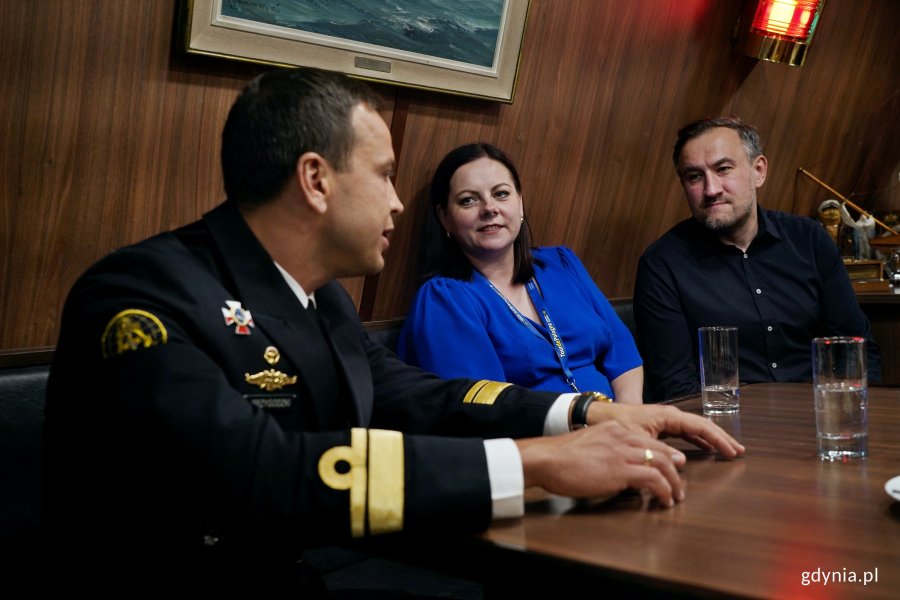 Prezydent Aleksandra Kosiorek i wiceprezydent Tomasz Augustyniak podczas spotkania z dow&oacute;dcą &bdquo;Iskry&rdquo; kmdr. ppor. Jakubem Przygodzkim