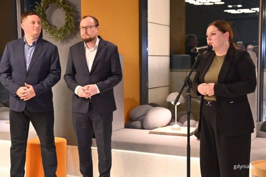 Na zdjęciu (od lewej): pełnomocnik ds. rad dzielnic Paweł Korycki, dyrektor zarządzający ds. kultury i aktywności mieszkańców Mariusz Bzdęga, prezydent Gdyni Aleksandra Kosiorek (fot. Magdalena Starnawska)