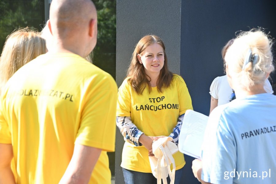 Na zdj. m.in. prezydent Aleksandra Kosiorek w towarzystwie pracowników OTOZ Animals i „Ciapkowa”