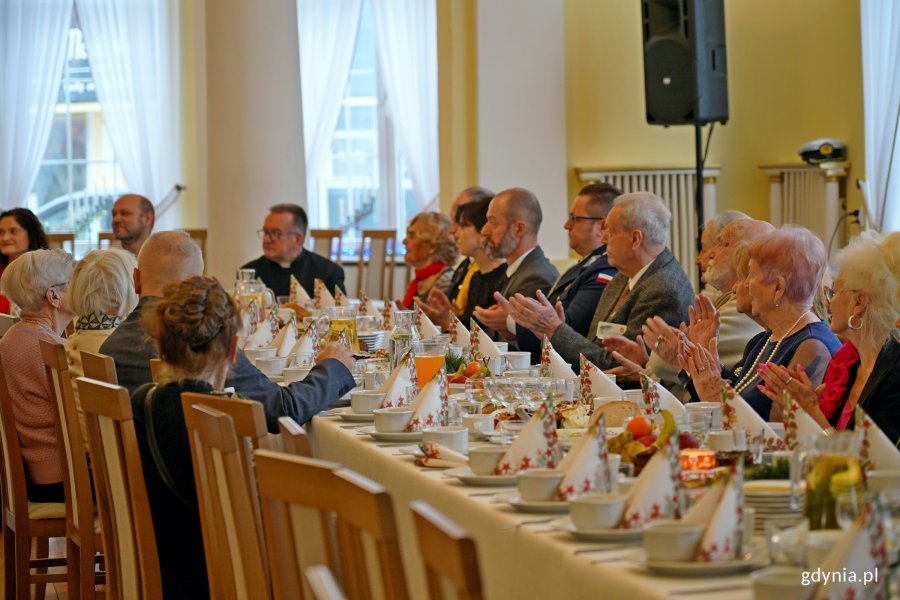 Uczestnicy spotkania świątecznego kombatant&oacute;w i os&oacute;b represjonowanych, kt&oacute;re odbyło się w Klubie Marynarki Wojennej &bdquo;Riwiera&rdquo; 