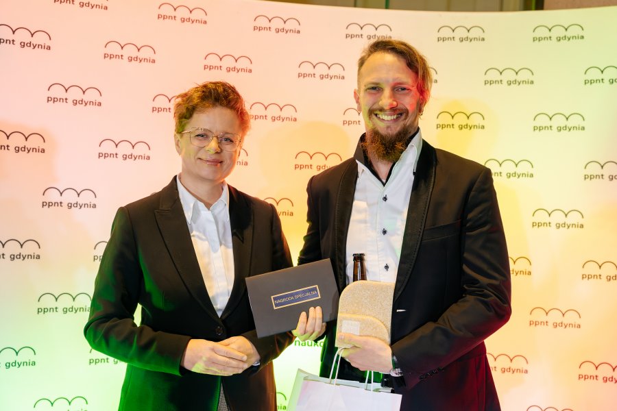 Podczas uroczystej gali przyznano prestiżowe tytuły Lidera PPNT 2025. Laureat Nagrody Specjalnej Łukasz Szydłowski z AstroFarms z dyrektorką PPNT Gdynia Anną Borkowską