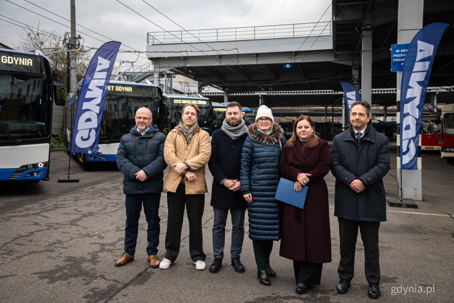 Na zdjęciu, od prawej: dyrektor ZKM Hubert Kołodziejski, prezydent Gdyni Aleksandra Kosiorek, radna Agnieszka Tokarska, prezes PKT Marcin Połom, radny Łukasz Piesiewicz, zastępca dyrektora ZKM Piotr Fichtel (fot. Kamil Złoch)