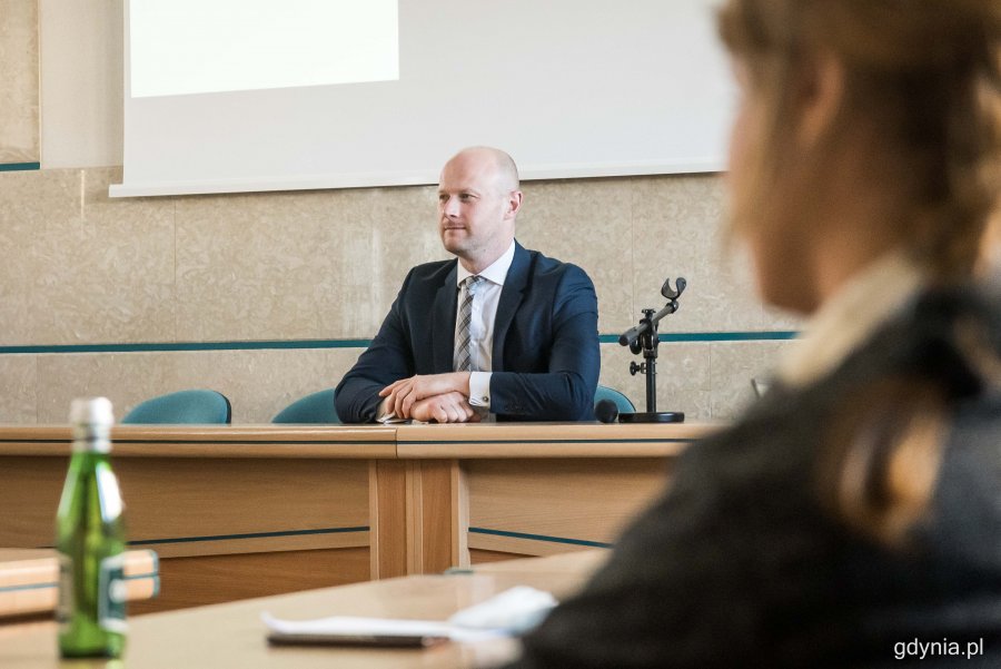 Wiceprezydent Bartosz Bartoszewicz na spotkaniu z przedstawicielami samorządu z Ostródy // fot. Kamil Złoch