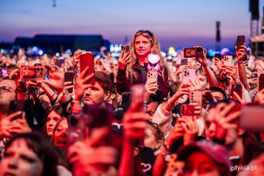 Uczestnicy festiwalu zgromadzeni pod sceną gł&oacute;wną podczas koncertu Jennie 