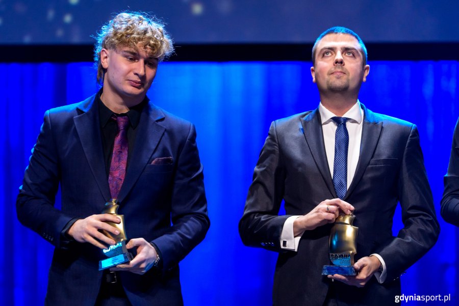 XXVII Gala Gdyńskiego Sportu w Teatrze Muzycznym w Gdyni. Odbierający nagrody dla nadziei gdyńskiego sportu (fot. Gdyńskie Centrum Sportu)