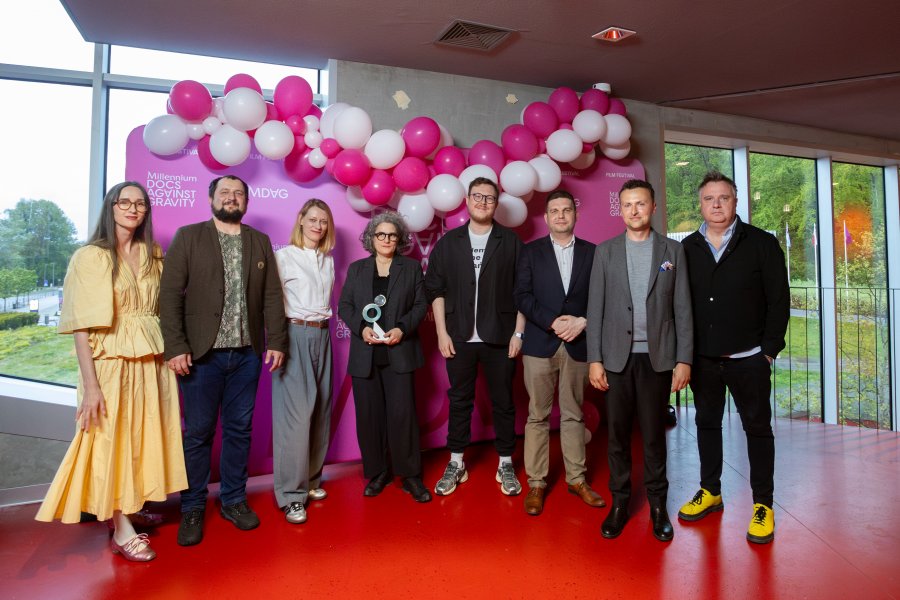 Na zdjęciu (od lewej): Krystyna Weiher-Sitkiewicz, Michał Miegń, Ewa Stusińska, Farahnaz Sharifi, Filip Ignatowicz, Maciej Zielonka, Przemysław Rydzewski  i Jerzy Rados na tle balonów i festiwalowego baneru