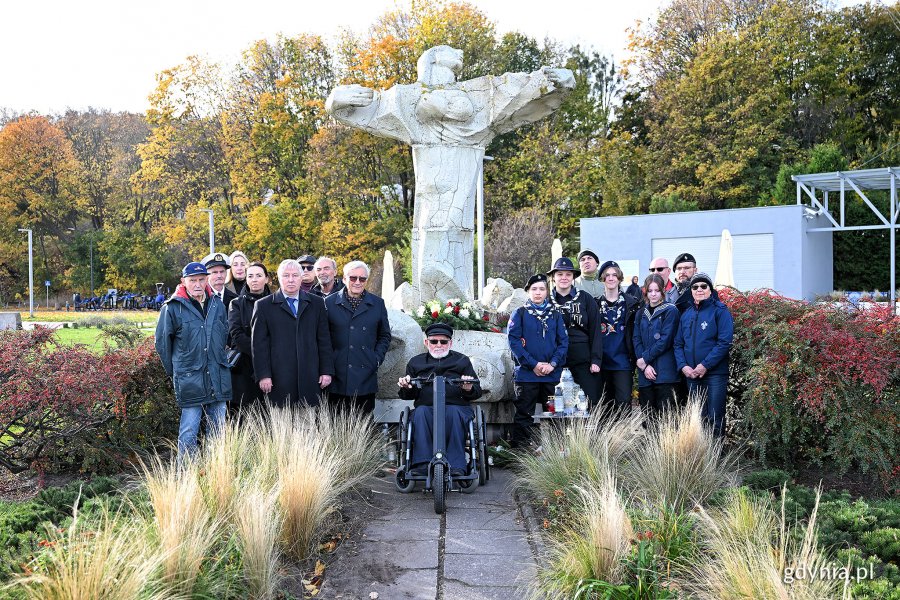 Uczestnicy uroczystości na bulwarze Nadmorskim przed pomnikiem „Tym, co odeszli na wieczną wachtę” 