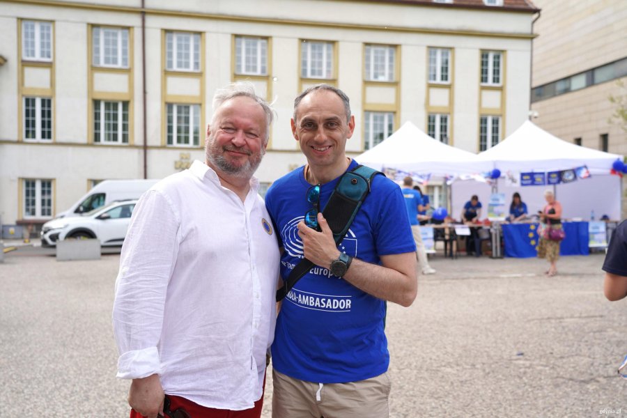 Dwaj mężczyźni, jeden ma niebieską koszulkę