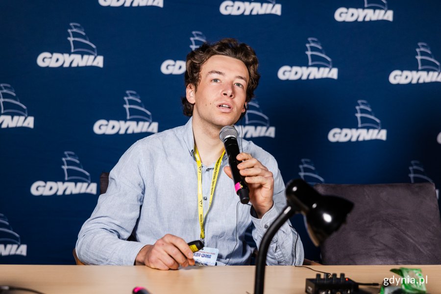 Maks Parys podczas autorskiej prelekcji  „Nowe drogi wspinaczkowe na Lofotach" (fot. Karol Stańczak)