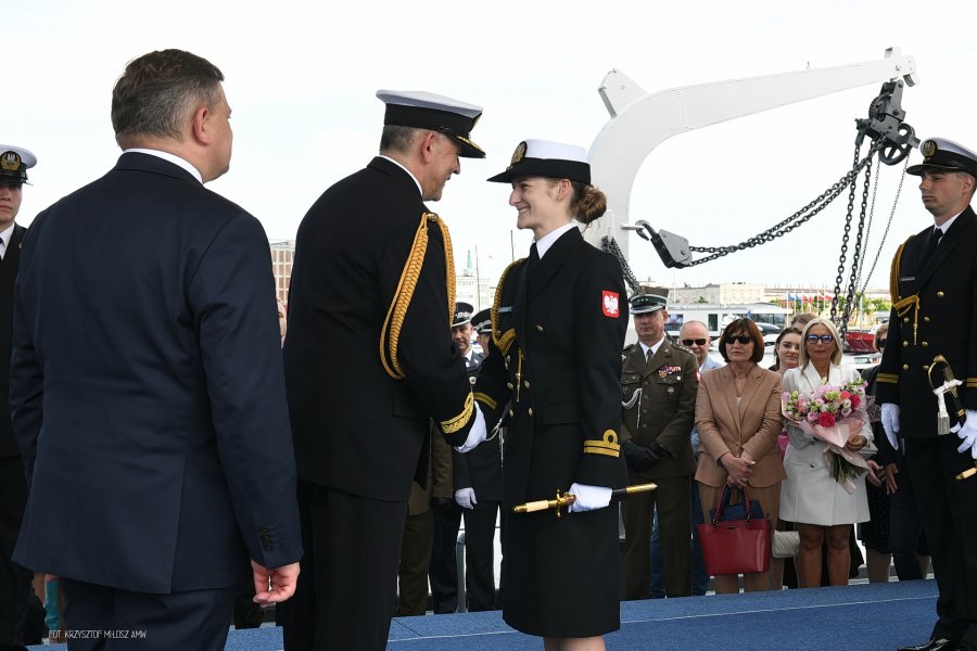 Kobieta marynarz dostaje od dowódcy kordzik.