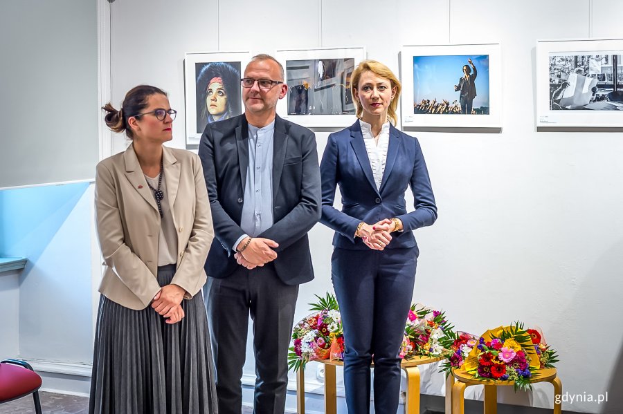 5 września w Ratuszu Staromiejskim w Gdańsku odbył się wernisaż wystawy oraz uroczystość wręczenia nagród XXIII Pomorskiego Konkursu Fotografii Prasowej Gdańsk Press Photo 2019 im. Zbigniewa Kosycarza. Na zdjęciu Aleksandra Dulkiewicz, prezydent Gdańska, Michał Guć, wiceprezydent Gdyni oraz Agnieszki Kapała-Sokalska, członek Zarządu Województwa Pomorskiego  // fot. Dawid Linkowski