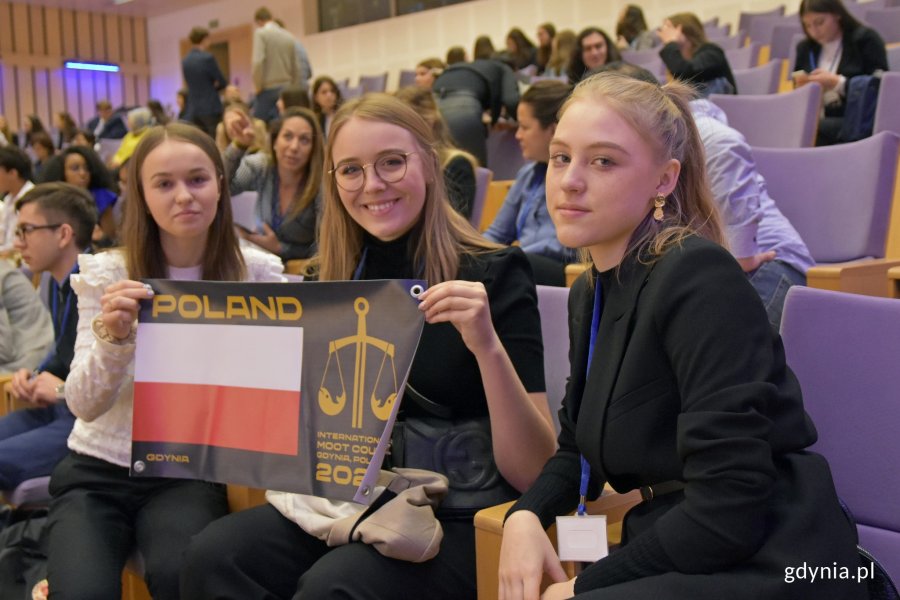 Uczennice II LO w Gdyni, które są częścią polskiej drużyny na zawodach International Moot Court // fot. Magdalena Czernek 