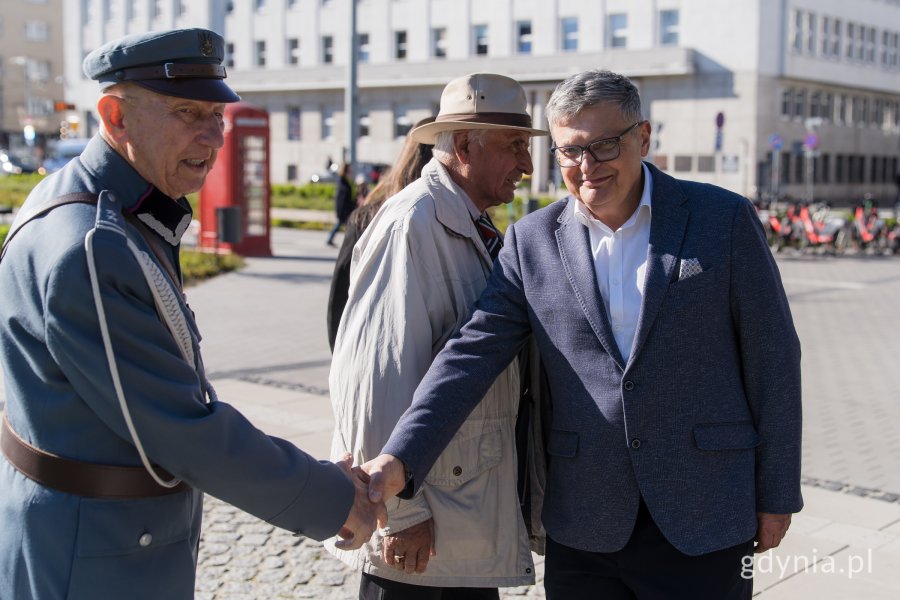 Dwóch mężczyzn wita się 