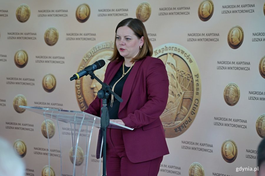 Prezydent Gdyni Aleksandra Kosiorek przemawiająca podczas gali wręczenia Nagrody im. Kapitana Leszka Wiktorowicza
