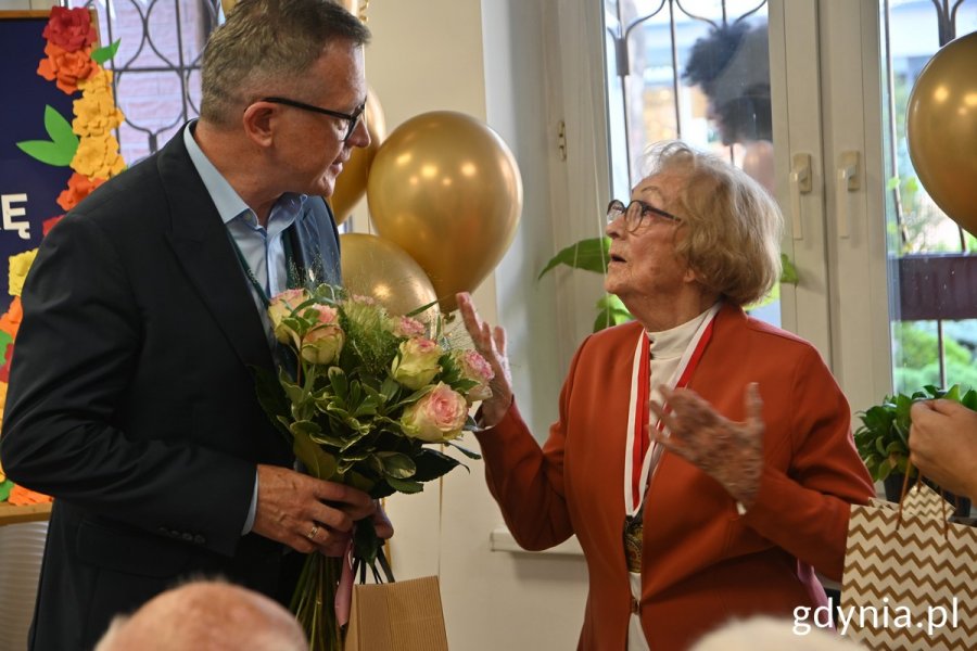 Na zdj. m.in. jubilatka Krystyna Cembrzyńska-Piłat i Wojciech Folejewski, prezes OPEC Gdynia
