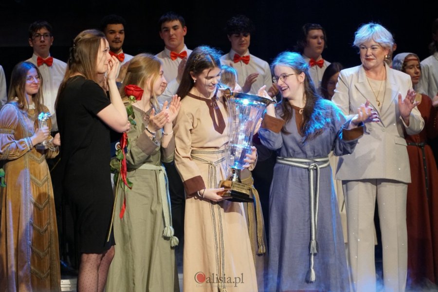 Zesp&oacute;ł "Arcanthos" cieszy się z trofeum