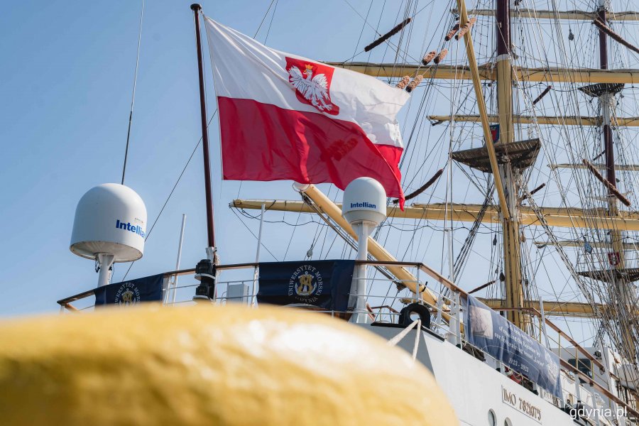 Wypłynięcie Daru Młodzieży z portu w Gdyni, fot. Kamil Złoch